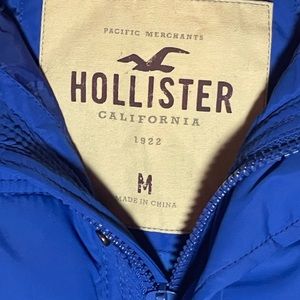 Like New Hollister California Puffers Vest in a brilliant shade of blue.